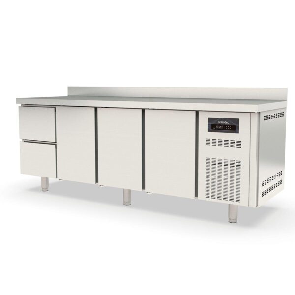 Tavolo refrigerato professionale / 4 moduli GN 1/1 con 2 cassetti / 3 porte e alzatina, 2245 x 700 mm