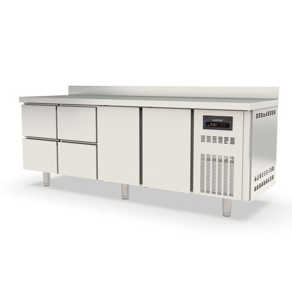 Tavolo refrigerato professionale / 4 moduli GN 1/1 con 4 cassetti / 2 porte e alzatina, 2245 x 700 mm